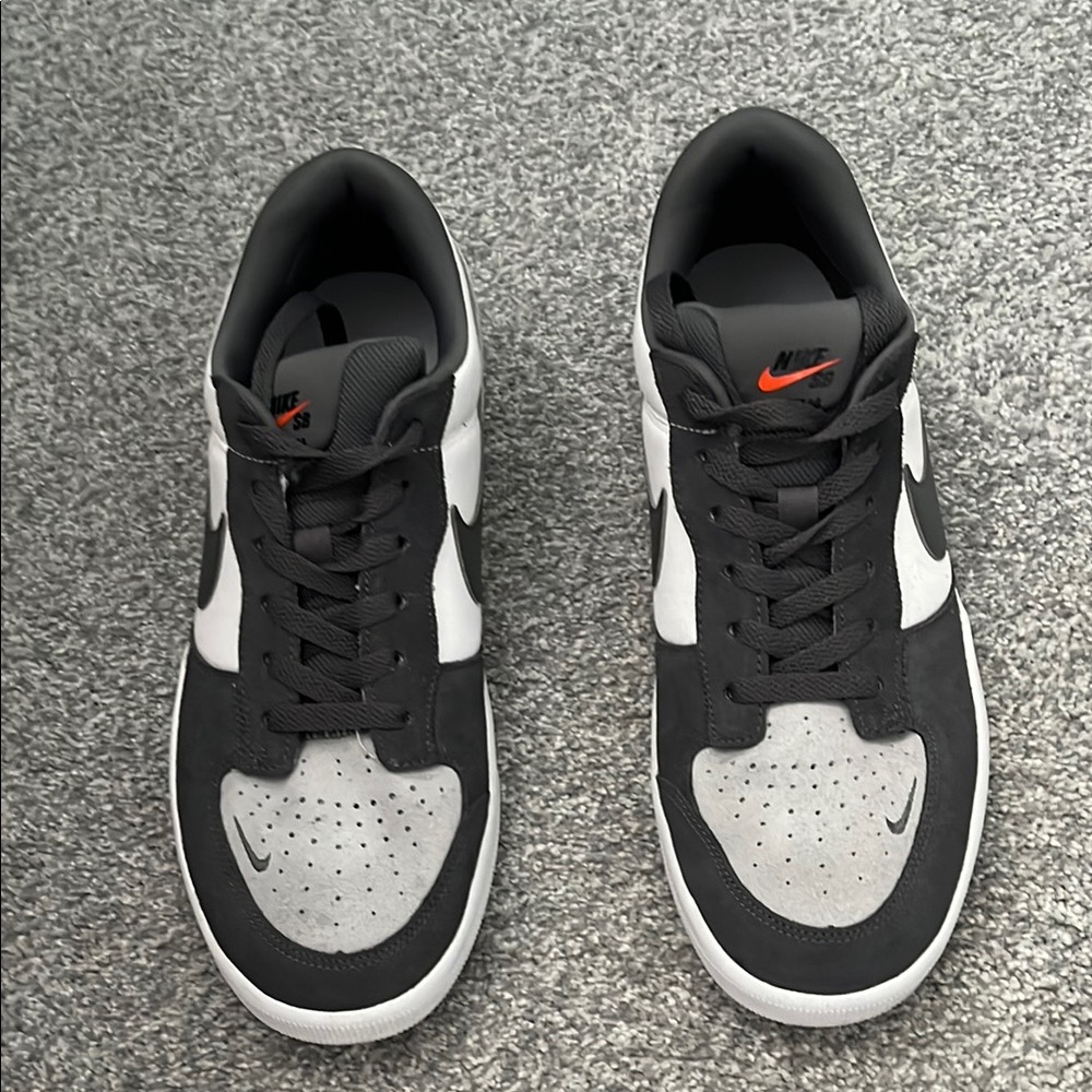 Nike Men’s Black and White Low-Top Sneakers